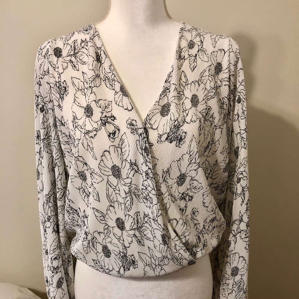 Women’s Astr the label ivory black floral top